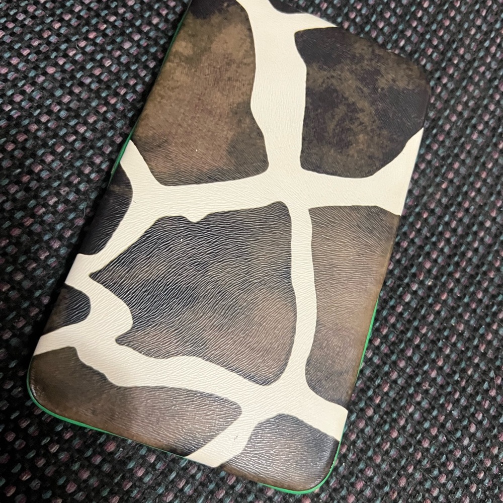 Giraffe Pattern Hard Case Wallet - Picture 2 of 6